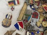 a lot of badges that are laying on a table