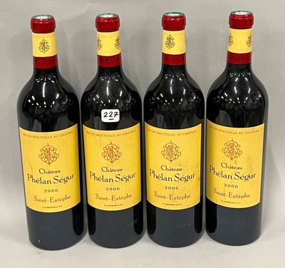 quatre bouteilles de vin rouge sont alignées sur une surface blanche