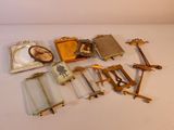 un grand nombre d'objets posés sur une table