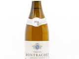 la bouteille de vin blanc est posée sur une surface blanche