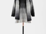 un manteau noir et blanc sur un mannequin