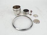 un gros plan d'un objet métallique posé sur une table, à côté de quelques pièces de monnaie