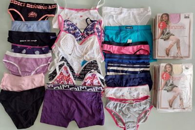 lot de 34 articles de lingerie et collant enfant
