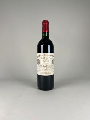 une bouteille de vin rouge posée sur une table