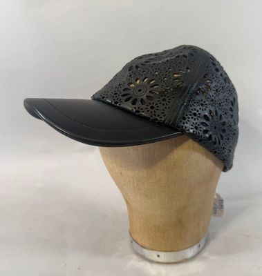 casquette de baseball en cuir noir avec des découpes au laser sur le devant