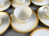 de nombreuses tasses et soucoupes posées sur une table