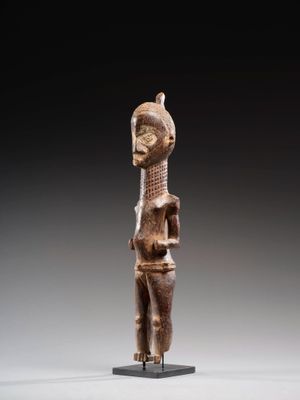 une image représentant une statue en bois d'une femme