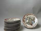 plusieurs assiettes sont empilées sur une table