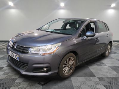 la voiture grise est garée sur un sol en damier dans le garage