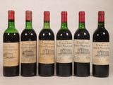 six bouteilles de vin sont alignées sur une table