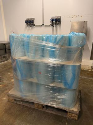 une palette remplie d'articles emballés dans du plastique