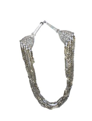 collier en argent orné de perles d'argent sur fond blanc