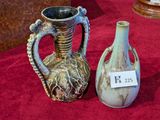 deux vases posés sur une table rouge