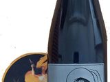une bouteille de vin sur laquelle figure l'image d'un homme