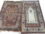 Deux tapis orientaux sont disposés sur une surface blanche