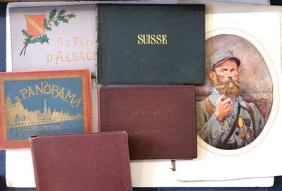 de nombreux livres posés sur une table, avec la photo d'un homme