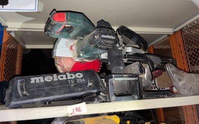 un tas d'outils posé sur une étagère dans une pièce