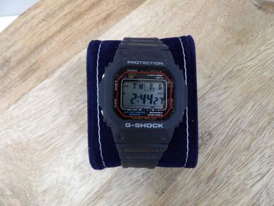 un gros plan d'une montre-bracelet posée sur une table en bois