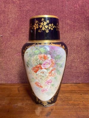 un vase posé sur une table près d'un mur
