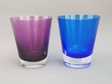 trois verres de couleurs différentes posés côte à côte sur une table