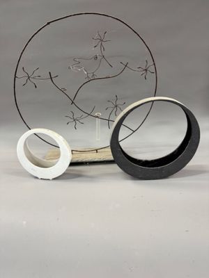 une plaque de verre ornée d'un motif en noir et blanc et une plaque blanche et noire ornée d'un motif en noir et blanc