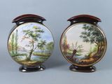 deux vases ornés de scènes peintes, posés sur une table