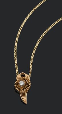 un collier en or orné d'un diamant blanc sur fond noir