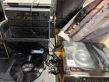 beaucoup de vieux tourne-disques posés sur une table