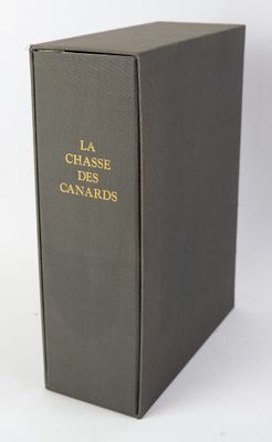 un vieux livre aux lettres dorées posé sur une table