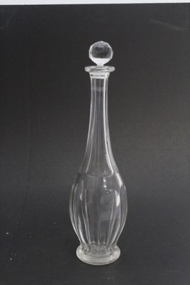 Grande carafe en cristal taillé, une égrenure au pied, H.