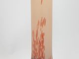 un vase en verre orné d'un motif rouge et bleu