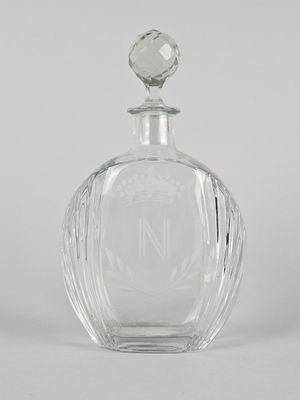 une bouteille en verre transparent munie d'un bouchon sur le dessus