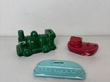 trois petits trains miniatures posés les uns à côté des autres sur une table