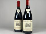 deux bouteilles de vin rouge posées l'une à côté de l'autre sur une table