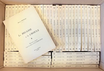 une boîte remplie de livres empilés les uns sur les autres