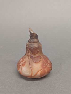 un petit vase surmonté d'un oiseau