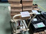 un chariot chargé de nombreuses caisses dans un entrepôt