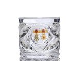 le verre est orné d'un emblème doré et rouge