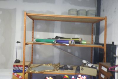 une étagère contenant de nombreux objets dans une pièce