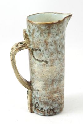 un gros plan d'une tasse à café avec une anse