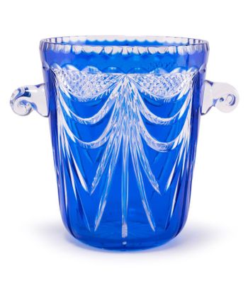 un vase en verre bleu muni d'une anse, sur fond blanc