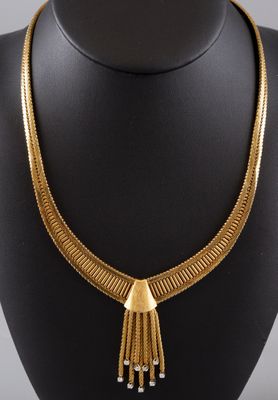 un collier en or sur un mannequin mannequin mannequin mannequin mannequin mannequin mannequin mannequin mannequin mannequin
