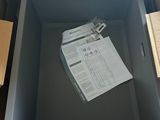 une boîte contenant un journal, posée sur une table