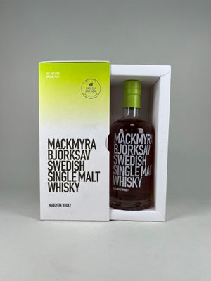 La bouteille de whisky se trouve dans une boîte blanche avec un couvercle vert.