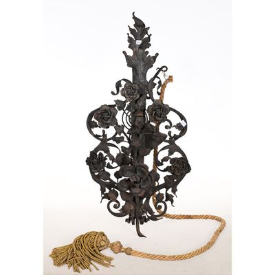 une lampe en fer forgé décorée, ornée d'une corde et d'un pompon