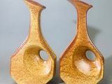 deux vases posés côte à côte sur une table