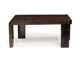 La table est en bois et possède un piètement en métal.