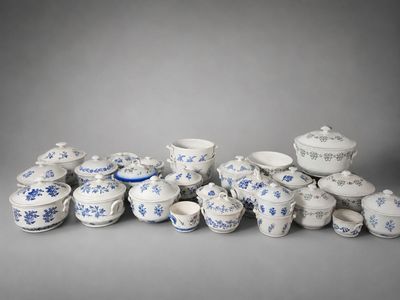 une grande pile d'assiettes et de bols bleus et blancs