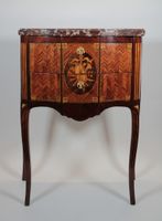 Petite commode à léger ressaut central en bois de placage et… (photo 2)