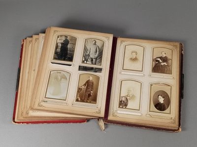 un livre ouvert posé sur une table, contenant des photos de personnes
